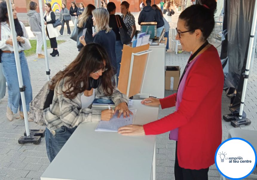Una compañera de UVemprén habla con una estudiante